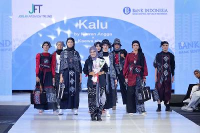 Koleksi Kalu by Narren Angga x Keewa dalam pergelaran Jogja Fashion Trend 2023 di Pakuwon Mall, Yogyakarta. Dok Indonesian Fashion Chamber