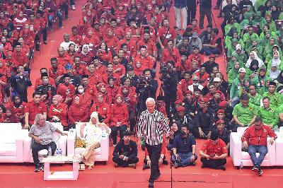 Bakal calon presiden (Bacapres) dari PDI Perjuangan Ganjar Pranowo (tengah) menghadiri konsolidasi lintas partai politik pendukung di GOR Laga Tangkas, Pakansari, Kabupaten Bogor, Jawa Barat, 22 Juli 2023. ANTARA/M Risyal Hidayat