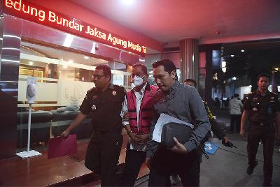 Tersangka pemilik PT Lawu Agung Mining Windu Aji Sutanto (tengah) berjalan menuju mobil tahanan di Gedung Bundar, Kejaksaan Agung, Jakarta, 18 Juli 2023. TEMPO/M Taufan Rengganis
