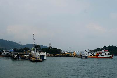 Dua kapal motor penumpang bersandar di Pelabuhan Merak, Pulo Merak, Kota Cilegon, Banten, 4 Juli 2023. Tempo/Bintari Rahmanita