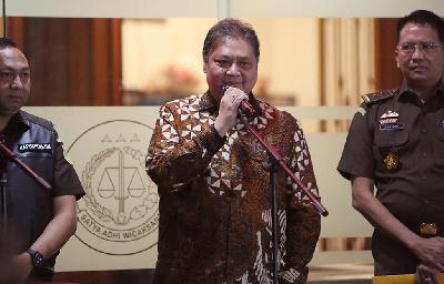 Menteri Koordinator (Menko) Perekonomian Airlangga Hartarto usai menjalani pemeriksaan di Kejaksaan Agung, Jakarta, 24 Juli 2023. TEMPO/Subekti.