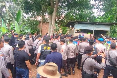 Polisi membubarkan aksi memblokir akses jalan ke PT FPIL oleh warga Dusun Pematang Bedaro di Kumpeh Ulu, Muaro Jambi, 20 Juli 2023. ANTARA/HO-IST
