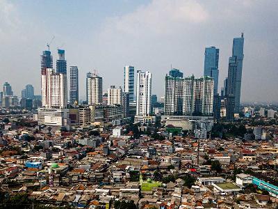 Gedung bertingkat di antara pemukiman padat di kawasan Tanah Abang, Jakarta, 17 Juli 2023. Tempo/Tony Hartawan