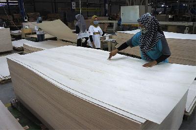 Industri manufaktur pengolahan kayu di Jawa Timur, 2020. ANTARA/Seno