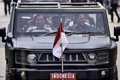 Menteri Pertahanan Prabowo Subianto (kiri) dan Menteri BUMN Erick Thohir mengendarai kendaraan taktis Maung 4x4 di kompleks PT Pindad (Persero), Malang, Jawa Timur, 24 Juli 2023. ANTARA/Dhemas Reviyanto