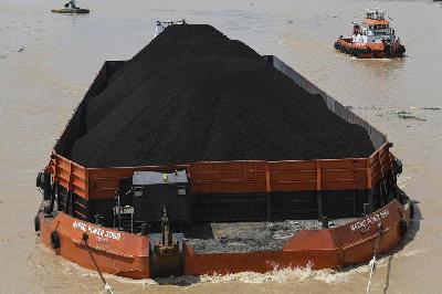 Kapal tongkang pengangkut batu bara melintas di Sungai Musi, Palembang,Sumatera Selatan. ANTARA/Nova Wahyudi
