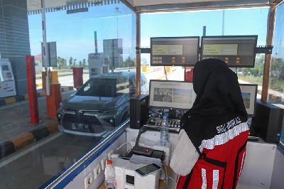 Petugas jalan tol memantau kendaraan yang melintas di Gerbang Tol Baitussalam di Aceh Besar, Aceh, 22 Juni 2023. ANTARA/Khalis Surry