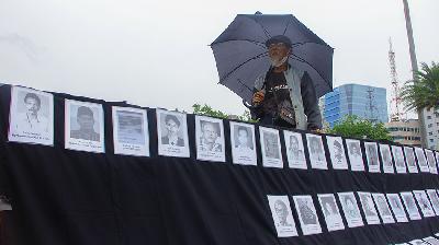 Korban pelanggaran HAM berat tragedi 1965-1966, Efendi Saleh mengikuti Aksi Kamisan di depan Istana Negara, Jakarta, 3 maret 2023. TEMPO/MAGANG/Muhammad Fahrur Rozi
