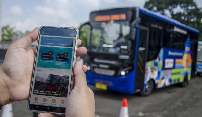 Warga membuka aplikasi Teman Bus untuk layanan bus Trans Metro Pasundan di Monumen Perjuangan Rakyat Jawa Barat, Bandung, Jawa Barat, 27 Desember 2023.  ANTARA/Novrian Arbi