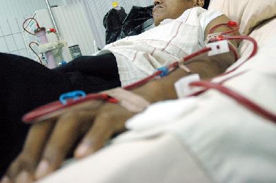 Penderita gagal ginjal menjalani cuci darah di Halim Perdanakusuma, Jakarta. Dok. TEMPO/ Nickmatulhuda