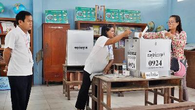 Warga Kamboja memasukan kertas suaranya pada pemilihan umum Kamboja, di Phnom Penh, Kamboja, 23 Juli 2023. Reuters/Cindy Liu