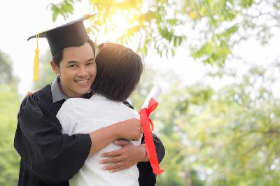 Ilustrasi seorang anak yang lulus perguruan tinggi didampingi orangtuanya. Shutterstock