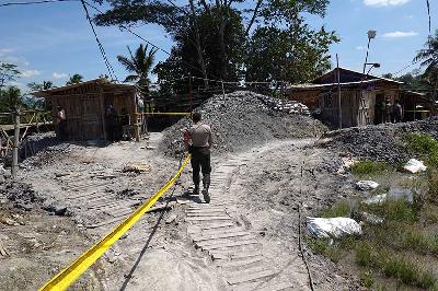 Polisi melakukan pengamanan di sekitar tambang emas, lokasi terjebaknya delapan penambang di dalam lubang galian tambang di Desa Pancurendang, Ajibarang, Banyumas, Jawa Tengah, 27 Juli 2023. ANTARA/Idhad Zakaria