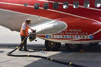 Pengisian bahan bakar Bioavtur pada pesawat CN-235 Flying Test Bed milik PT Dirgantara Indonesia saat uji coba di Tangerang, 2021. Dok Humas ESDM