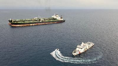 Kapal patroli Badan Keamanan Maritim Indonesia (Bakamla) berpatroli untuk menginspeksi Very Large Crude Carrier (VLCC) berbendera Iran, MT Arman 114, dan MT S Tinos berbendera Kamerun, di dekat Laut Natuna Utara Indonesia, 7 Juli. Foto: Bakamla via Reuters
