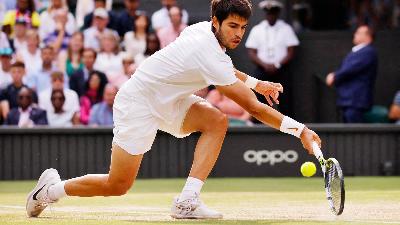 Carlos Alcaraz dalam Final Grand Slam Wimbledon melawan Novak Djokovic, di London, Ingggris, 26 Juli 2023/REUTERS/Dylan Martinez