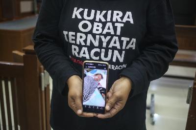 Salah satu orang tua korban gangguan ginjal akut progresif atipikal (GGAPA) menunjukan foto anaknya dalam  sidang lanjutan gugatan perwakilan kelompok atau class action GGAPA di Pengadilan Negeri Jakarta Pusat, Jakarta, 18 Juli 2023. TEMPO/ Hilman Fathurrahman W