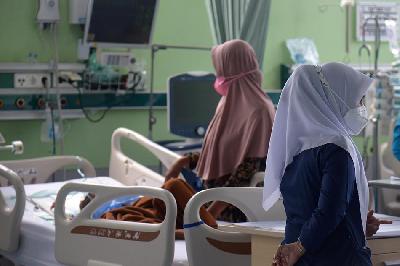 Dokter merawat pasien anak penderita gagal ginjal akut di ruang Pediatrik Intensive Care Unit (PICU) Rumah Sakit Umum Daerah Zainal Abidin, Banda Aceh, Aceh, 21 Oktober 2022.  ANTARA/Ampelsaa