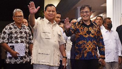 Gerindra Party Chairman Prabowo Subianto (left) and PDI-P politician Budiman Sudjatmiko after a meeting at the house in Jalan Kertanegara, Jakarta, July 18. 
TEMPO/M Taufan Rengganis
