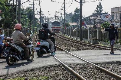Kendaraan melintasi perlintasan kereta api sebidang di Bojonggede, Kabupaten Bogor, Jawa Barat, 4 Juli 2023. ANTARA/Yulius Satria Wijaya