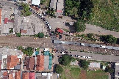 Foto udara KRL melintas di Bojonggede, Kabupaten Bogor, Jawa Barat, 4 Juli 2023. ANTARA/Yulius Satria Wijaya