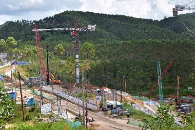 Sejumlah alat berat beroperasi pada pembangunan di Kawasan Inti Pusat Pemerintahan (KIPP) Ibu Kota Negara (IKN) Nusantara Kabupaten Penajem Pasert Utara, Kalimantan Timur, 8 Juni 2023. ANTARA/ Fakhri Hermansyah