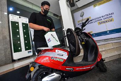 Pengendara melakukan uji coba penukaran baterai untuk kendaraan listrik di Stasiun Penukaran Baterai Kendaraan Listrik Umum di Gedung Ditjen Ketenagalistrikan, Jakarta. Tempo/Tony Hartawan