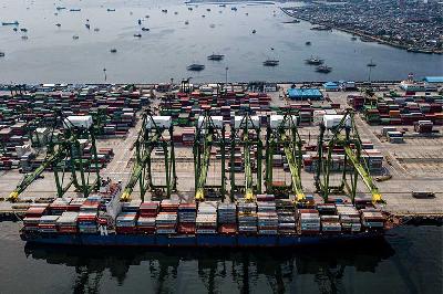 Bongkar muat peti kemas di pelabuhan NPC1 Kalibaru, Jakarta, 4 Mei 2023. Tempo/Tony Hartawan