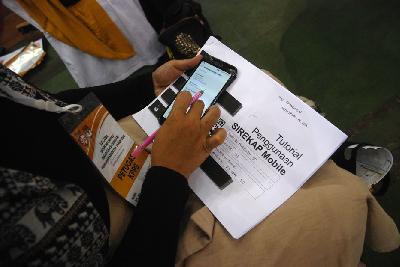 Petugas KPPS saat melakukan uji coba Sirekap atau Sistem Informasi Rekapitulasi Pilkada serentak di komplek Stadion Si Jalah Harupat, Kabupaten Bandung, Jawa Barat, 2020. TEMPO/Prima mulia
