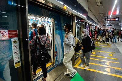 Warga menggunakan Mass Rapid Transit di Jakarta, 1 Februari 2023. Tempo/Tony Hartawan
