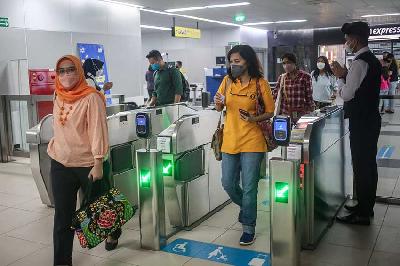 Calon penumpang melakukan tap in untuk menaiki rangkaian kereta MRT di Stasiun Bundaran Hotel Indonesia, Jakarta, November 2022. Tempo/ Hilman Fathurrahman W