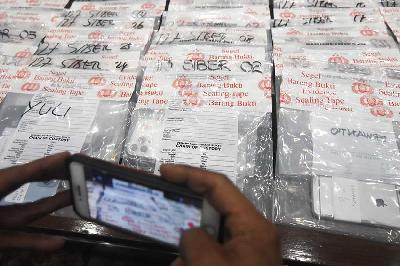Barang bukti tindak pidana Ilegal Akses Sistem CEIR (Centralized Equipment Identity Register) di Kementerian Perindustrian, di Gedung Bareskrim Mabes Polri, Jakarta, 28 Juli 2023. ANTARA/Indrianto Eko Suwarso
