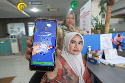 Warga memperlihatkan aplikasi Identitas Kependudukan Digital (IKD) di Dinas Kependudukan dan Pencatatan Sipil (Disdukcapil) Banda Aceh, Aceh, 5 Juli 2023. ANTARA/Irwansyah Putra