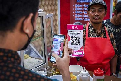 Pembeli melakukan pembayaran secara digital menggunakan QRIS di Jakarta, 28 Juli 2023. ANTARA/Galih Pradipta
