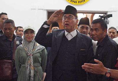 Pimpinan Pondok Pesantren Al Zaytun, Panji Gumilang (kedua kanan) di Gedung Sate, Bandung, Jawa Barat, 23 Juni 2023. TEMPO/Prima Mulia