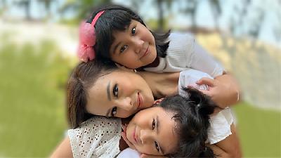 Astrid Tiar dan kedua putrinya, Dialucita Annabel Estheressa Thiorina (atas) dan .Isabel Althalya Natiar.  Instagram @astridtiar127