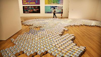 Instalasi kaleng susu karya Ai Weiwei, bertajuk Baby Formula di Museum Modern and Contemporary Art in Nusantara (MACAN), Jakarta, 2 Agustus 2023. Tempo/Jati Mahatmaji