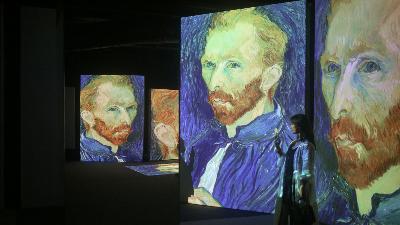 Pengunjung menyaksikan pameran multisensori karya seni Vincent Van Gogh yang bertajuk "Van Gogh Alive" di Mall Taman Anggrek, Jakarta, 6 Juli 2023. Tempo/Hilman Fathurrahman W
