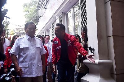 Ketua Umum Partai Gerindra Prabowo Subianto (kedua kanan) disambut Ketua Umum PSI Giring Ganesha (kanan) sebelum melakukan pertemuan di Kantor DPP PSI, Tanah Abang, Jakarta, 2 Agustus 2023. TEMPO/M Taufan Rengganis