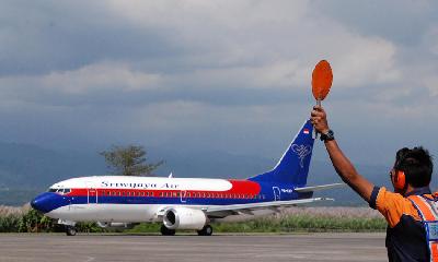 Pesawat Sriwijaya Air bersiap lepas landas di Bandar Udara Abdulrachman Saleh, Malang, Jawa Timur. TEMPO/Abdi Purmono