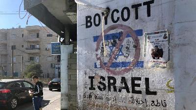 Grafiti mendukung gerakan BDS memboikot Israel di Bethlehem, di Tepi Barat Palestina, November 2018. Reuters/Stephen Farrell/File Foto