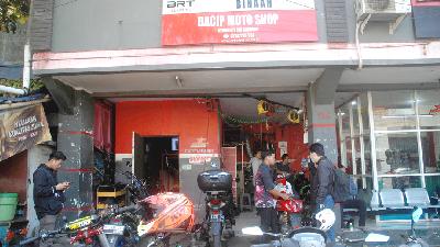 Pusat konversi sepeda motor dari mesin bensin ke motor listrik di bengkel konversi binaan BRT electric Bacip Moto Shop di Bandung, 3 Juli 2023. Tempo/Prima mulia