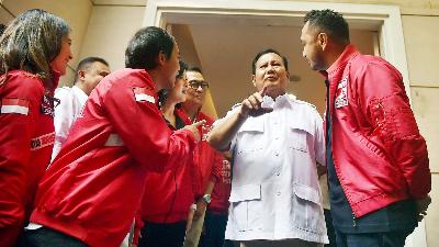 Prabowo Subianto, disambut Ketua Umum PSI Giring Ganesha (kanan), sebelum melakukan pertemuan di Kantor DPP PSI, Tanah Abang, Jakarta, 2 Agustus 2023. Tempo/M Taufan Rengganis