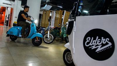 A Vespa scooter that has been converted to an electric motorbike undergoes a test-ride at Elders Garage in Jakarta, August 23, 2022. 
TEMPO/Tony Hartawan/File Photo
