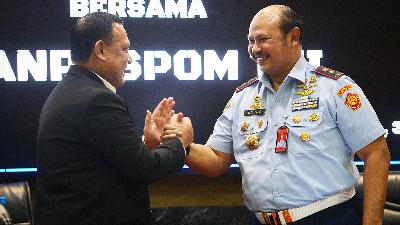 Military Police (Puspom) Chief Air Vice Marshal Agung Handoko (right) and Corruption Eradication Commission (KPK) Chairman Firli Bahuri at a press conference on the Basarnas corruption case involving active military officers at Indonesian Military (TNI) Headquarters in Cilangkap, East Jakarta, July 31. 
TEMPO/Febri Angga Palguna 

