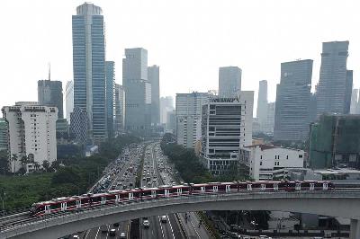 Kereta ringan atau Light Rail Transit (LRT) di jembatan rel lengkung (longspan) LRT Kuningan, Jakarta, 3 Agustus 2023. Tempo/Hilman Faturrahman W