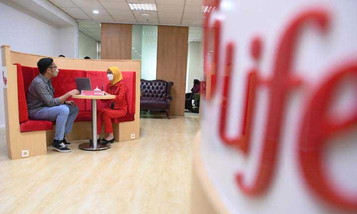 Pelayanan IFG Life saat pembukaan Customer Center IFG Life di Graha CIMB Niaga, Jakarta, November 2021. ANTARA/Hafidz Mubarak A