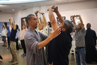 Master Shaolin memberikan arahan kepada peserta meditasi Zhen Qi saat mengikuti acara yang bertajuk “Shaolin Healthy Lifestyle” di Art:1 New Museum, Jakarta,  8 Agustus 2023. TEMPO / Hilman Fathurrahman W
