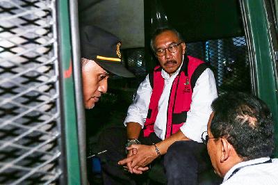 Tersangka mantan Direktur Jenderal (Dirjen) Mineral dan Batubara (Minerba) Kementerian ESDM, Ridwan Djamaluddin memakai rompi tahanan usai menjalani pemeriksaan di Kejaksaan Agung, Jakarta,9 Agustus 2023. ANTARA/Asprilla Dwi Adha