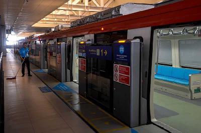 Rangkaian kereta Light Rail Transit Jabodebek di Stasiun Cawang, Jakarta,12 Juli 2023. Tempo/Tony Hartawan